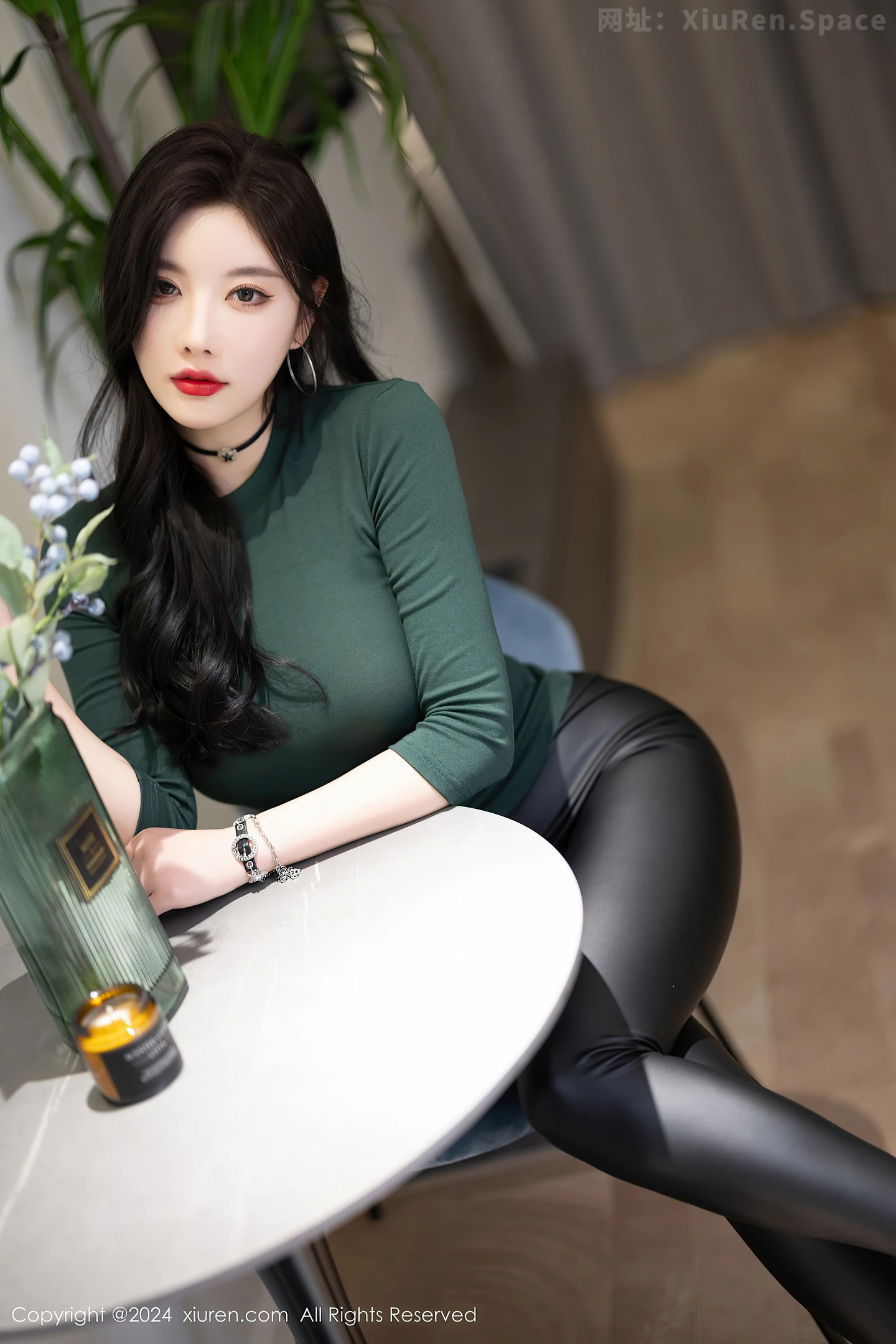 图片[4]-[XiuRen秀人网]VOL.8707 女神杨晨晨墨绿色上衣配黑皮长裤露性感内衣配超薄肉丝诱惑写真90P-秀人网官方网站